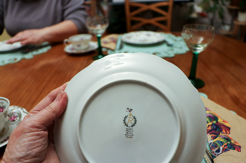 The "R" on the underside of this plate stands for its maker "Reichenbach". The plate is part of a fine china dinner set made in the former East Germany (the GDR).