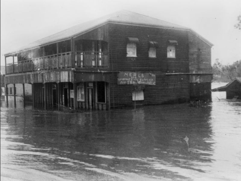 1949. Rannes Hotel during the flooding of the township. 
